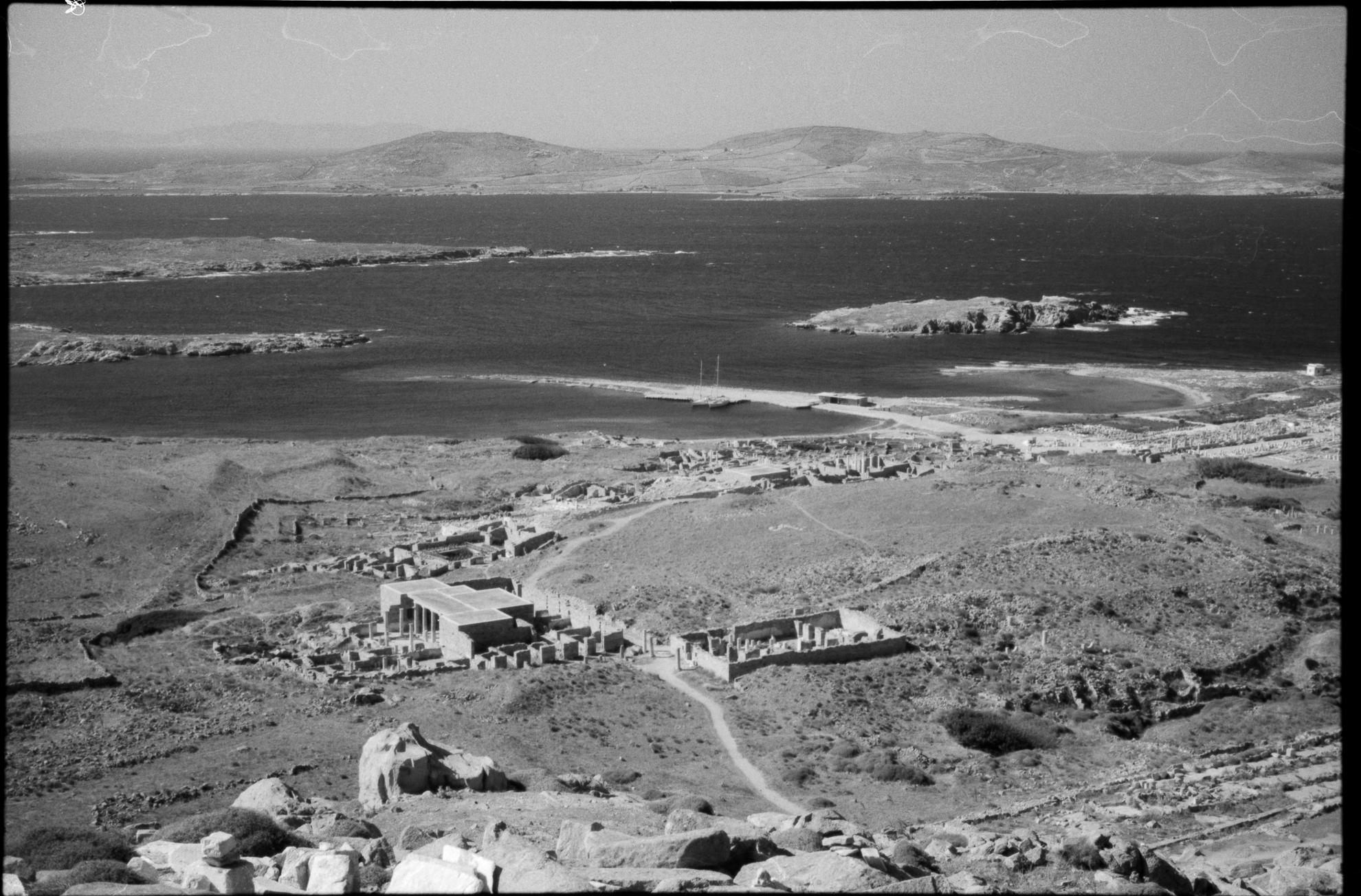 FM2-FRM-KODAK-TMAX100-03-DELOS-07-1980px.jpg